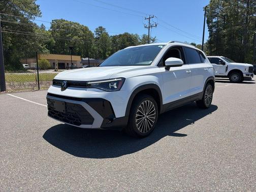 Pure White 2025 Volkswagen Taos 1.5T SE