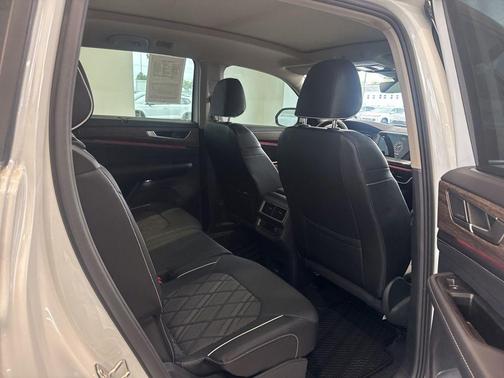 Opal White Pearl Effect 2025 Volkswagen Atlas 2.0T SEL Premium R-Line
