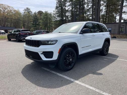 Bright White Clearcoat 2025 Jeep Grand Cherokee Laredo