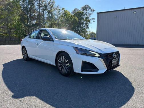 Glacier White 2025 Nissan Altima SV
