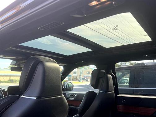 Photo 2 of 40 of 2020 Lincoln Navigator L Reserve
