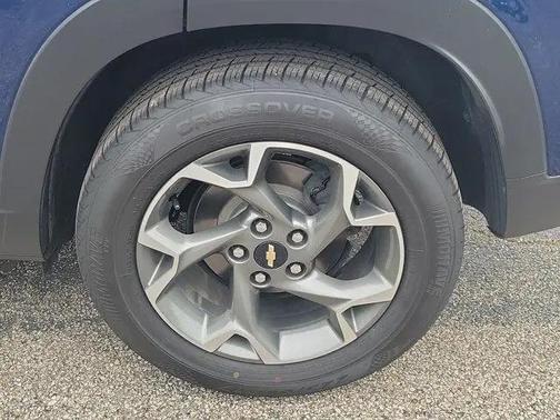Blue Glow Metallic 2024 Chevrolet Trax LT