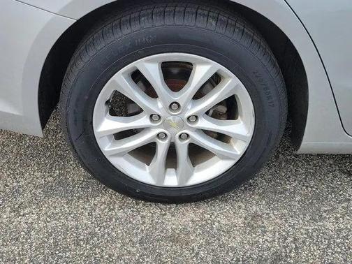 Silver Ice Metallic 2017 Chevrolet Malibu 1LT