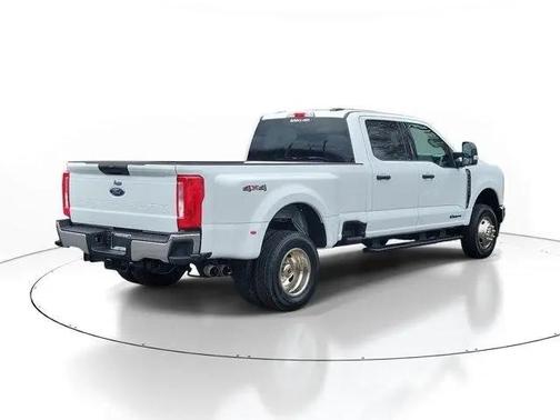 Oxford White 2025 Ford F-350 Lariat
