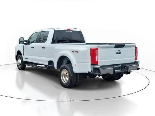 Oxford White 2025 Ford F-350 Lariat