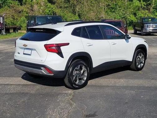 Summit White 2024 Chevrolet Trax LT