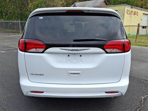 2020 Chrysler Voyager L