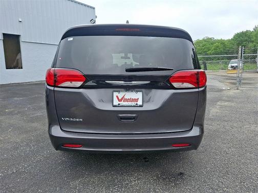 2022 Chrysler Voyager LX