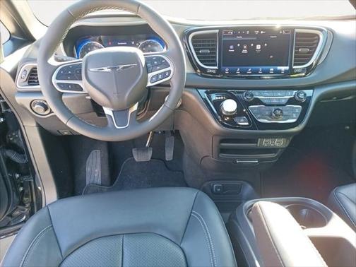 2025 Chrysler Voyager LX