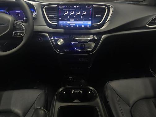 2025 Chrysler Voyager LX