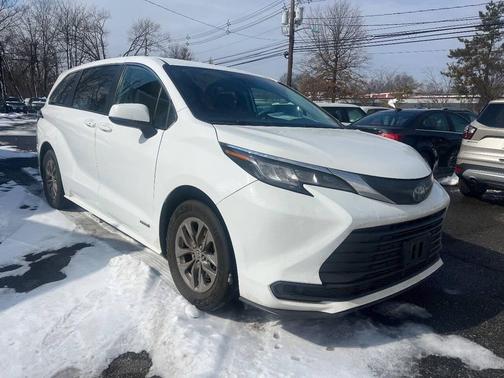 2021 Toyota Sienna LE