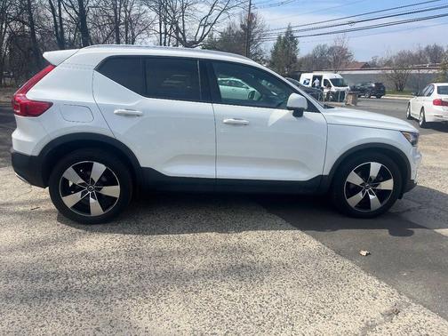 Ice White 2019 Volvo XC40 T5 Momentum