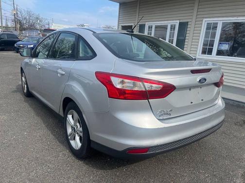 Ingot Silver Metallic 2014 Ford Focus SE