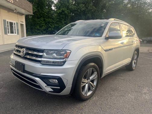 Platinum Gray Metallic 2018 Volkswagen Atlas 3.6L SE w/Technology