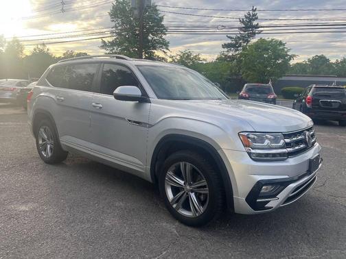 Platinum Gray Metallic 2018 Volkswagen Atlas 3.6L SE w/Technology