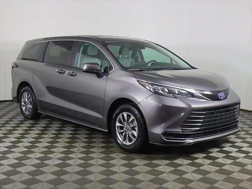 2024 Toyota Sienna LE