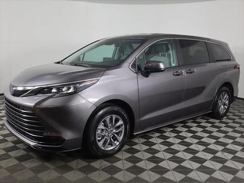 2024 Toyota Sienna LE
