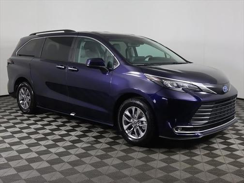 2024 Toyota Sienna XLE 8 Passenger