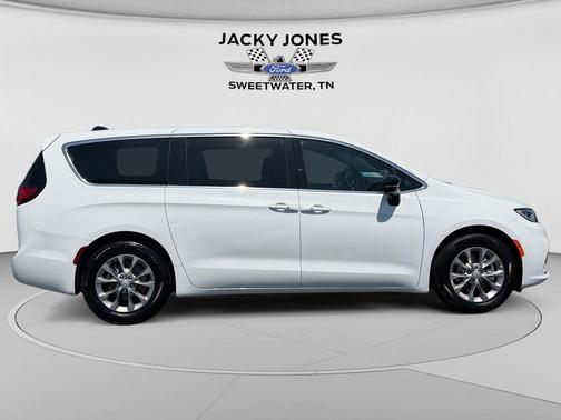 Bright White Clearcoat 2026 Chrysler Pacifica Limited