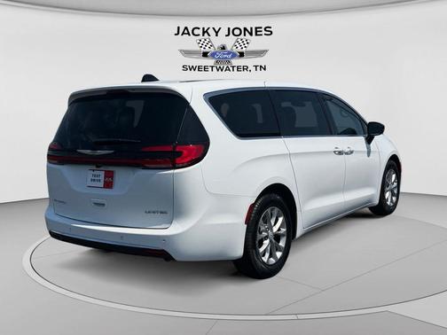 Bright White Clearcoat 2026 Chrysler Pacifica Limited