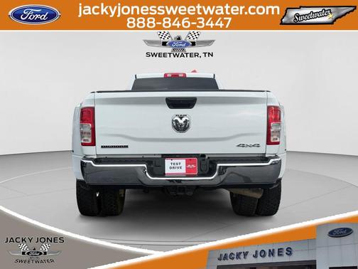 Bright White Clearcoat 2024 RAM 3500 Big Horn Crew Cab 4x4 8' Box
