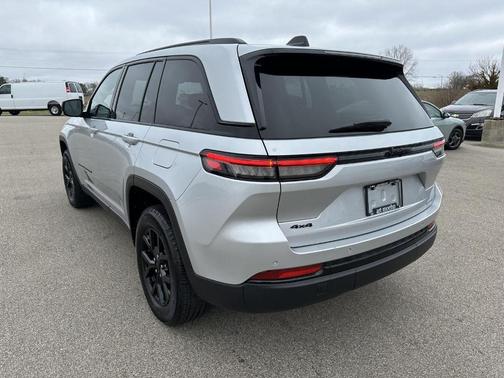 Silver Zynith 2025 Jeep Grand Cherokee Laredo