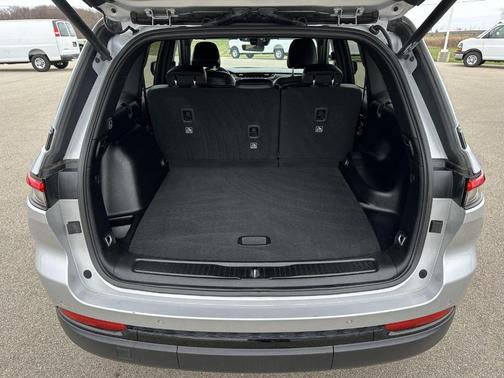 Silver Zynith 2025 Jeep Grand Cherokee Laredo
