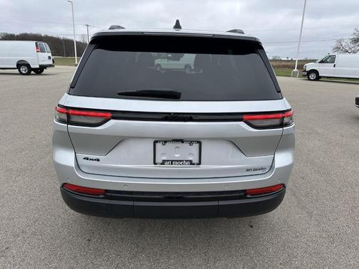 Silver Zynith 2025 Jeep Grand Cherokee Laredo