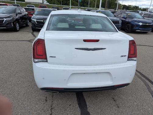 2022 Chrysler 300 Touring L
