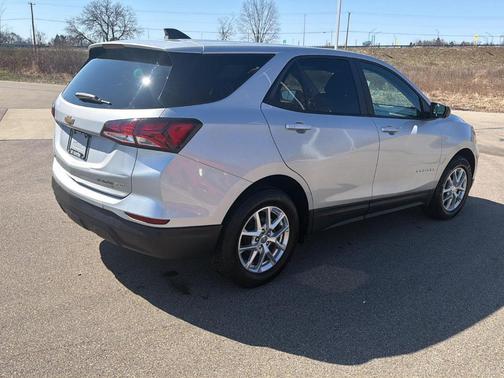 Silver Ice Metallic 2022 Chevrolet Equinox LS