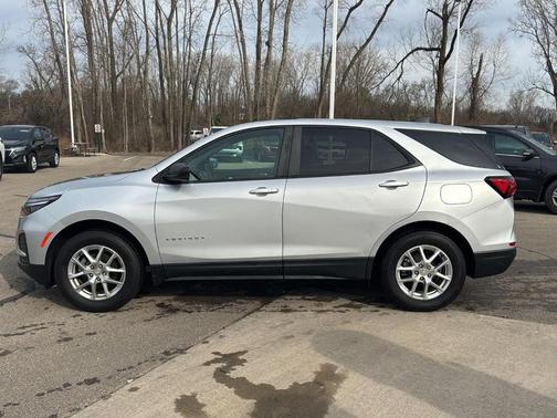 Silver Ice Metallic 2022 Chevrolet Equinox LS