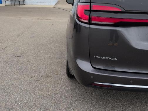 Granite Crystal Clearcoat Metallic 2023 Chrysler Pacifica Touring-L