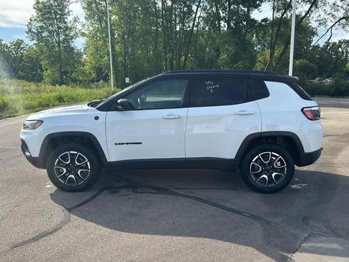 Bright White Clearcoat 2025 Jeep Compass Trailhawk