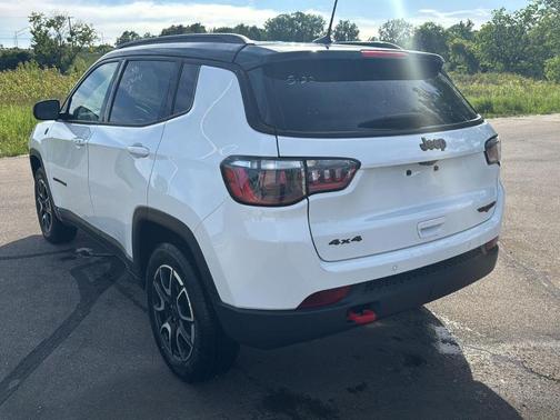 Bright White Clearcoat 2025 Jeep Compass Trailhawk