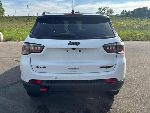 Bright White Clearcoat 2025 Jeep Compass Trailhawk