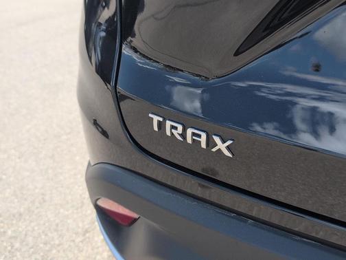 Mosaic Black Metallic 2025 Chevrolet Trax LT