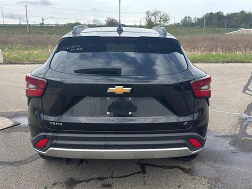 Mosaic Black Metallic 2025 Chevrolet Trax LT