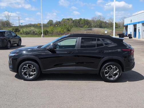Mosaic Black Metallic 2025 Chevrolet Trax LT