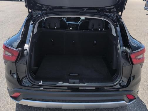 Mosaic Black Metallic 2025 Chevrolet Trax LT