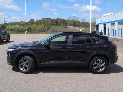 Mosaic Black Metallic 2025 Chevrolet Trax LT