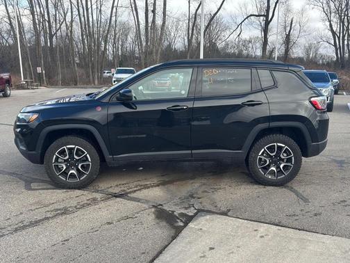 Diamond Black 2025 Jeep Compass Trailhawk