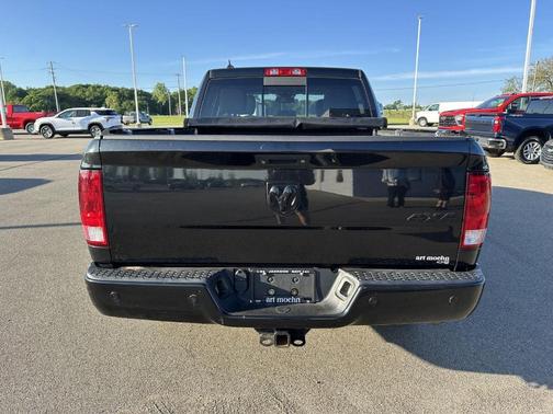 Brilliant Black Crystal Pearlcoat 2018 RAM 1500 Big Horn
