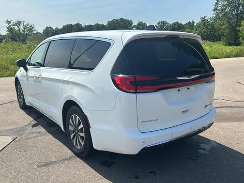 Bright White Clearcoat 2023 Chrysler Pacifica Hybrid Touring L