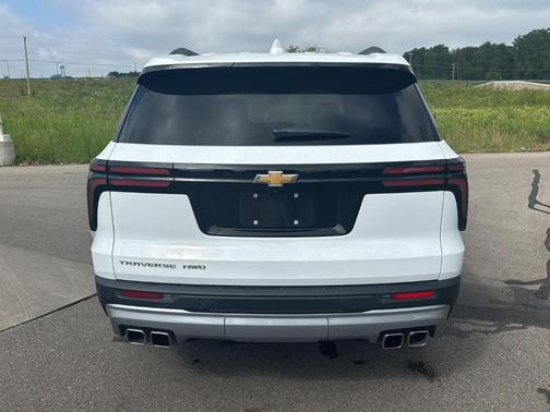 Summit White 2025 Chevrolet Traverse LT