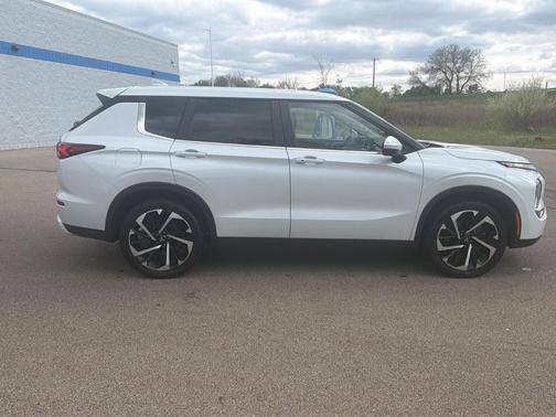 White Diamond 2024 Mitsubishi Outlander SE Black Edition