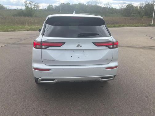 White Diamond 2024 Mitsubishi Outlander SE Black Edition
