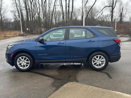 Blue Glow Metallic 2022 Chevrolet Equinox LS