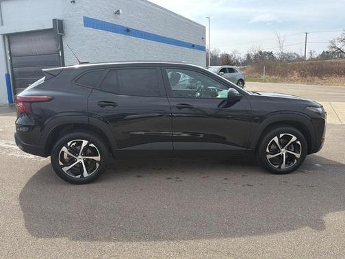 Mosaic Black Metallic 2024 Chevrolet Trax 1RS