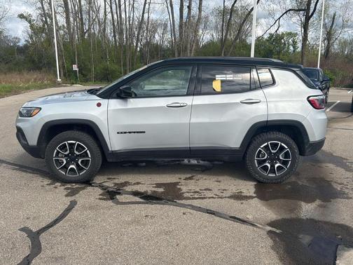 Silver Zynith 2024 Jeep Compass Trailhawk
