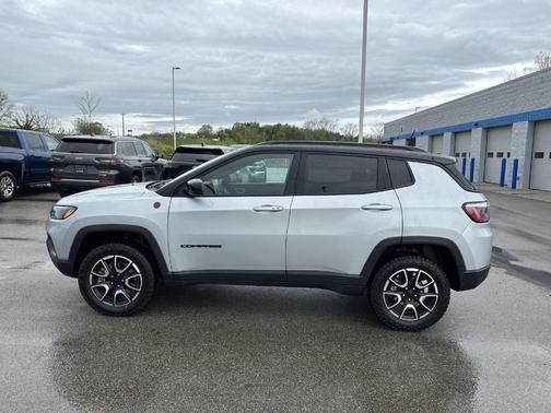 Silver Zynith 2024 Jeep Compass Trailhawk